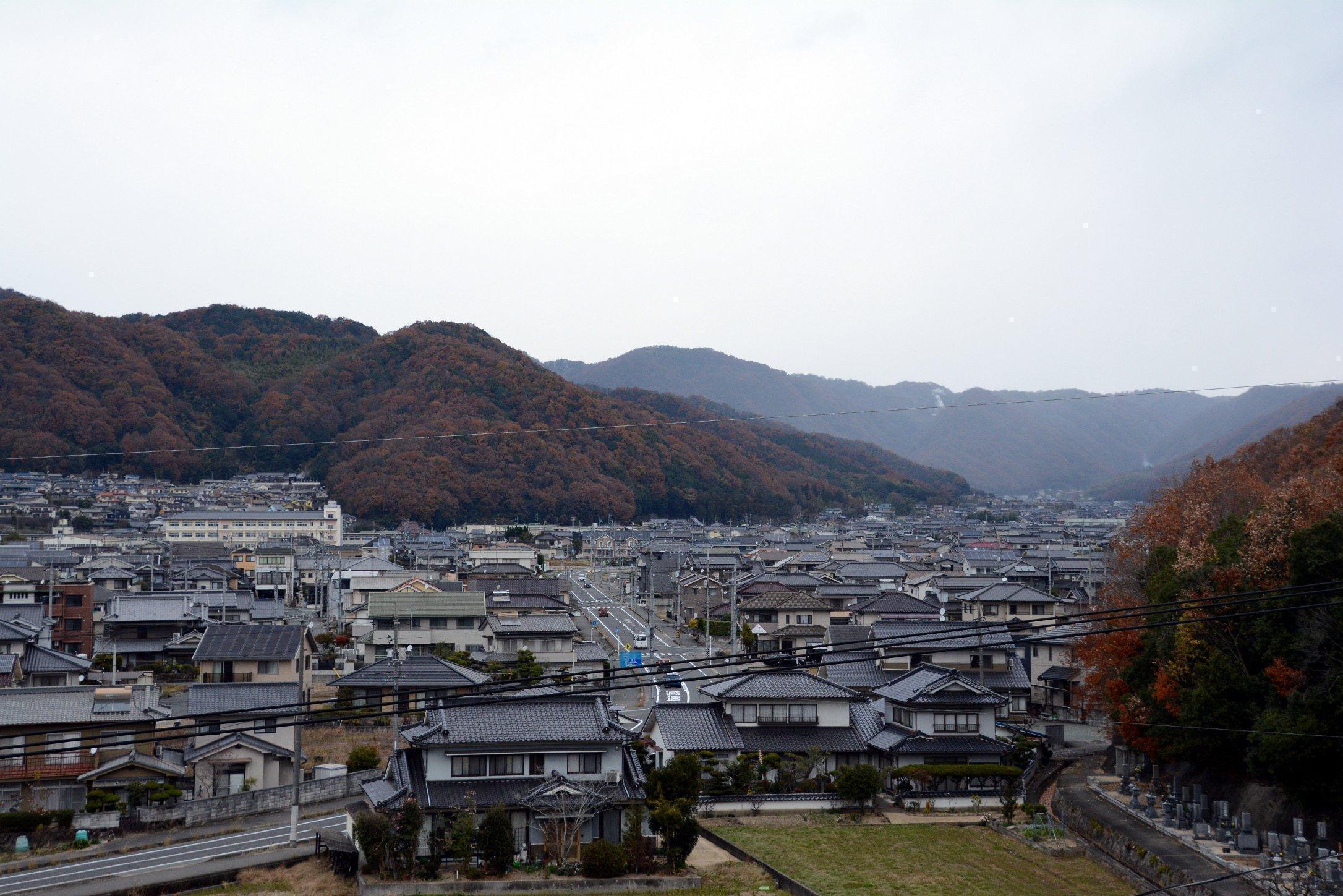 「窓も開けられない」 福山の加茂町で原因不明の悪臭に悩む住民たち