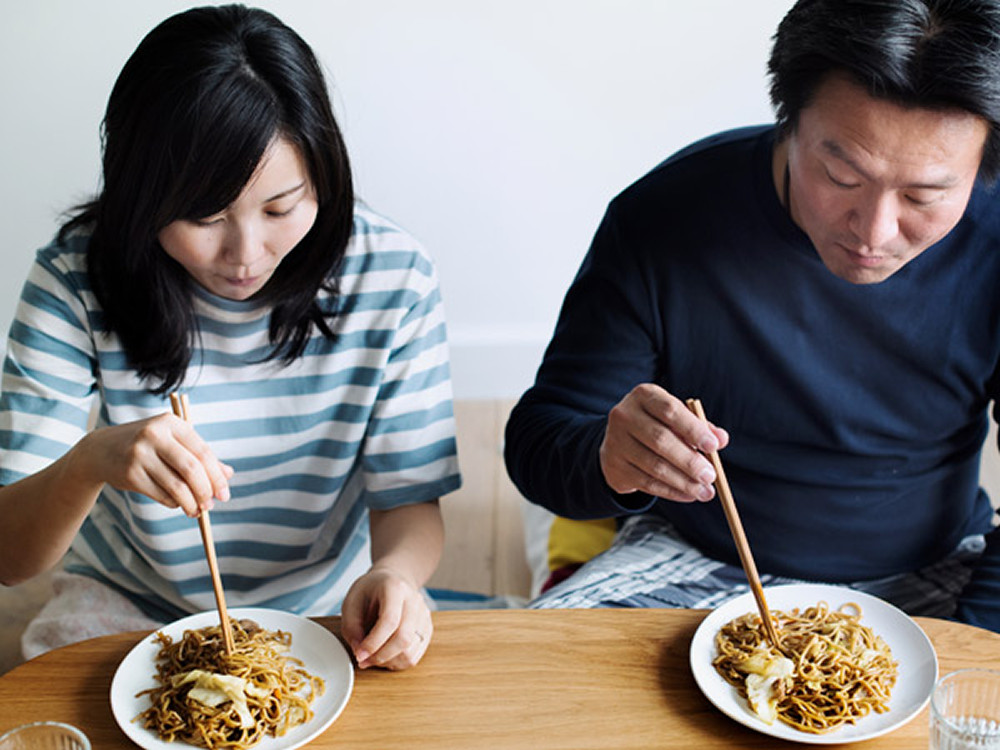 「夕食に焼きそばは手抜き？ 夫と妻の食事論争に共感と批判」