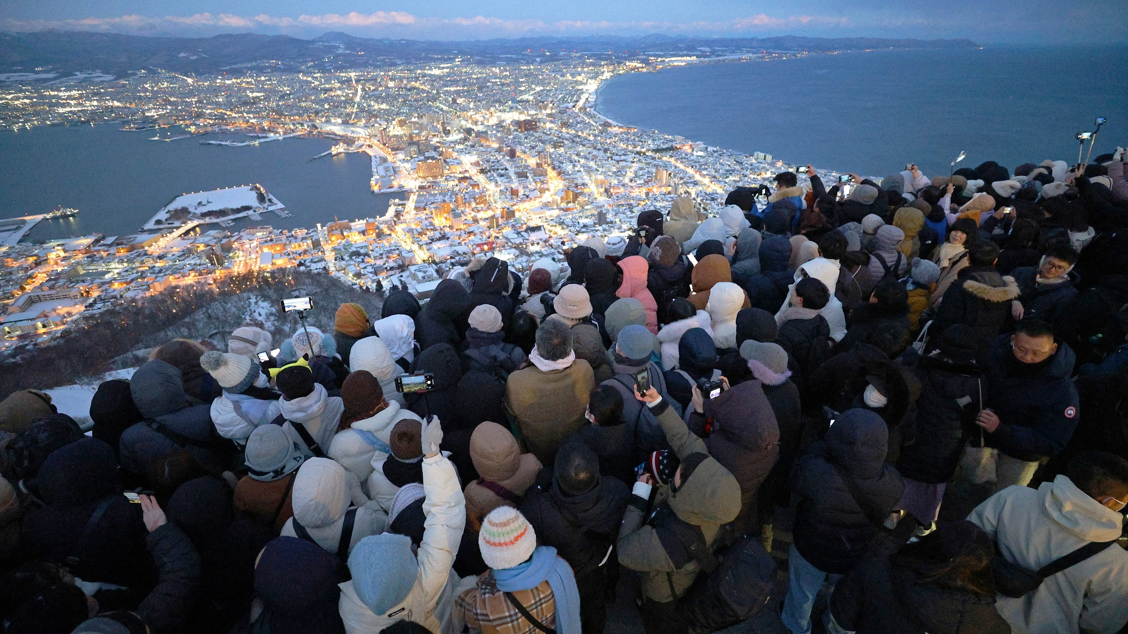 「函館山、夜景時間制導入検討：混雑緩和で満足度向上目指す」